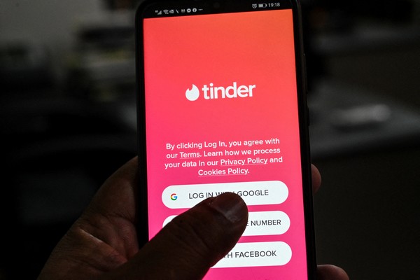 Il rencontre une jeune femme de 19 ans sur Tinder : elle lui pointe un pistolet et le dépouille