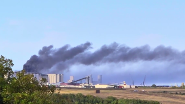 La Rochelle : un impressionnant incendie de silos à grains sur le port