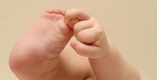 Une nounou sécoue à mort un bébé de quatre mois