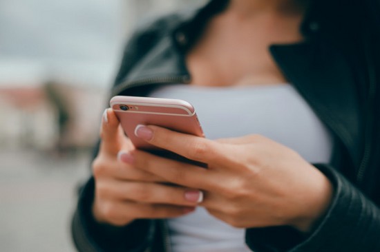 Une jeune femme de 27 ans fait une découverte terrifiante dans le téléphone de son compagnon Une jeune femme de 27 ans fait une découverte terrifiante dans le téléphone de son compagnon