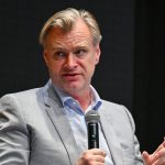 Christopher Nolan dit que son instructeur Peloton l'a absolument traîné pour Tenet Christopher Nolan dit que son instructeur Peloton l'a absolument traîné pour Tenet
