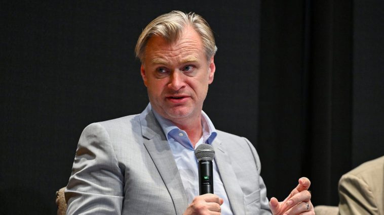 Christopher Nolan dit que son instructeur Peloton l'a absolument traîné pour Tenet Christopher Nolan dit que son instructeur Peloton l'a absolument traîné pour Tenet