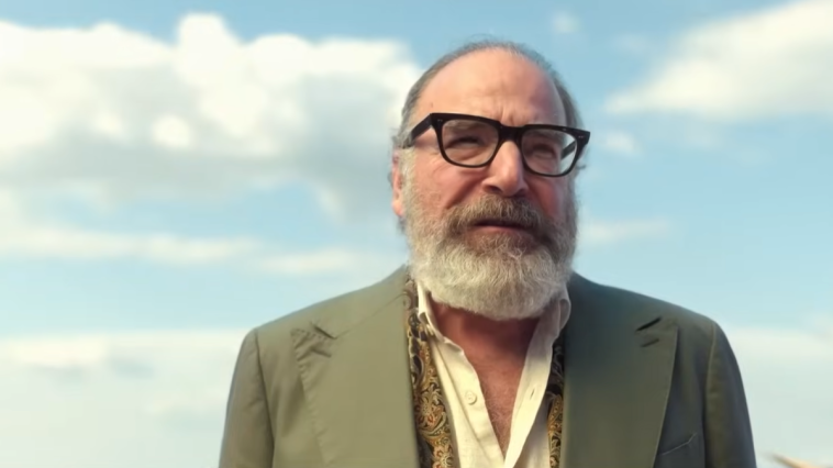 Mandy Patinkin enfile son Poirot dans la bande-annonce de Hulu's Death And Other Details