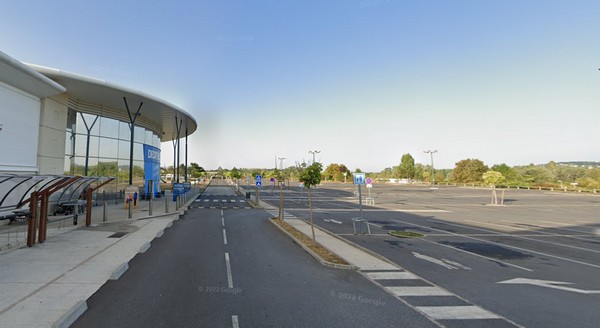 Il surprend son épouse de 23 ans et son amant sur le parking : ce dernier le poignarde et écrase sa maîtresse