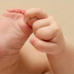 Une mère gave à mort son bébé de 11 mois