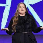 Le torréfacteur léger Aidy Bryant le donne à Natalie Portman et Charles Melton dans le monologue d'ouverture Le torréfacteur léger Aidy Bryant le donne à Natalie Portman et Charles Melton dans le monologue d'ouverture