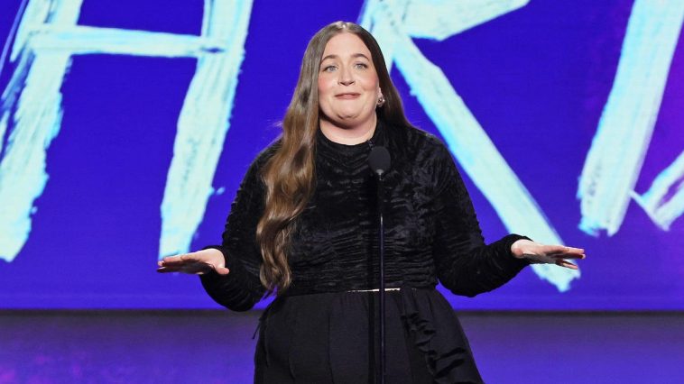 Le torréfacteur léger Aidy Bryant le donne à Natalie Portman et Charles Melton dans le monologue d'ouverture Le torréfacteur léger Aidy Bryant le donne à Natalie Portman et Charles Melton dans le monologue d'ouverture