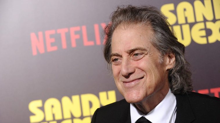 Richard Lewis, star de Curb Your Enthusiam, décède à 76 ans Richard Lewis, star de Curb Your Enthusiam, décède à 76 ans