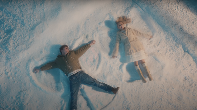 Ariana Grande recrée Eternal Sunshine dans un nouveau clip
