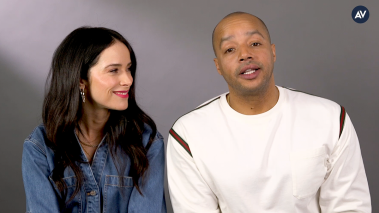 Donald Faison et Abigail Spencer discutent de Extended Family et du travail sur une sitcom en direct en studio