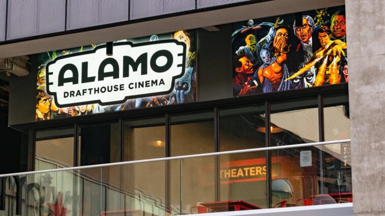 Le décret suprême retrouvé mort alors que Sony achète Alamo Drafthouse