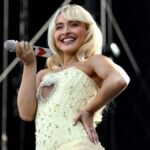 Sabrina Carpenter égalise le record des Beatles avec Please Please Please