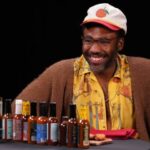 Donald Glover fait l'éloge de Childish Gambino dans Hot Ones Donald Glover fait l'éloge de Childish Gambino dans Hot Ones
