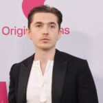Austin Abrams n'a aucune idée de ce qui se passe avec Euphoria non plus