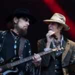 Perry Farrell a été littéralement traîné hors de la scène après avoir frappé Dave Navarro au milieu d'une chanson Perry Farrell a été littéralement traîné hors de la scène après avoir frappé Dave Navarro au milieu d'une chanson
