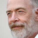 JK Simmons réfléchit à sa prothèse de pénis du samedi soir