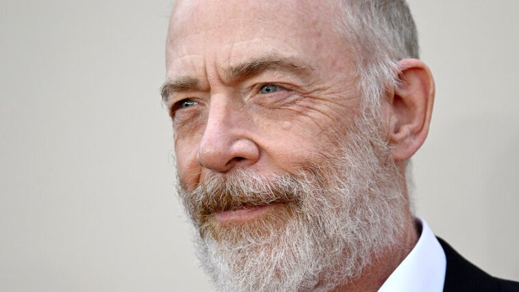 JK Simmons réfléchit à sa prothèse de pénis du samedi soir JK Simmons réfléchit à sa prothèse de pénis du samedi soir