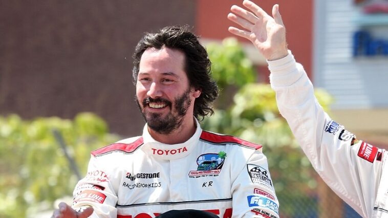 Keanu Reeves ajoute « un vrai pilote de voiture de course » à la liste des conneries qu'il fait