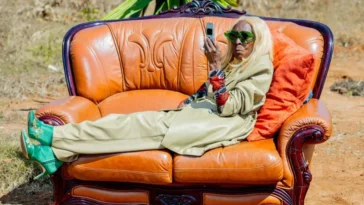 Une grand-mère aux lunettes de soleil devient une icône de mode inattendue