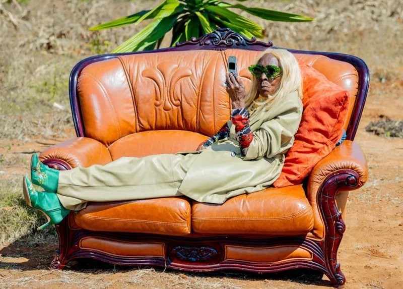 Une grand-mère aux lunettes de soleil devient une icône de mode inattendue