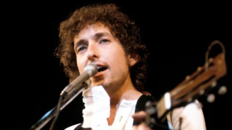 Bob Dylan a fait une lecture de tableau pour A Complete Unknown sous le nom de « Bob Dylan » Bob Dylan a fait une lecture de tableau pour A Complete Unknown sous le nom de « Bob Dylan »