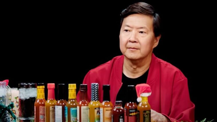 Ken Jeong revient dans Hot Ones après une performance célèbre
