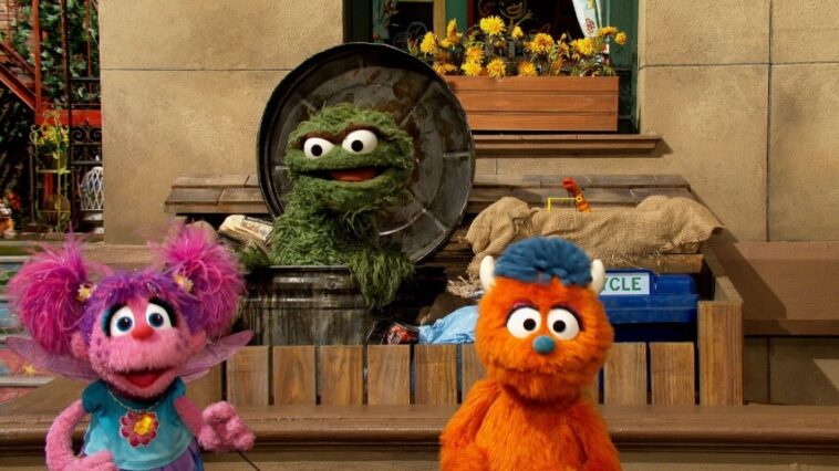 Max met Sesame Street sur le trottoir Max met Sesame Street sur le trottoir
