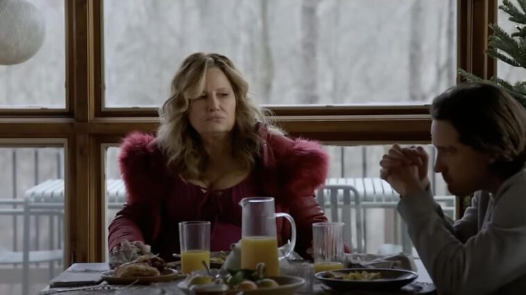 Jennifer Coolidge affronte Dopey Gangsters dans Riff Raff Trailer
