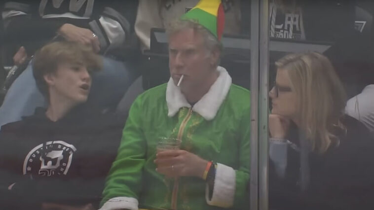 Will Ferrell portait un costume d'Elfe à un match de hockey pour être « bizarre »