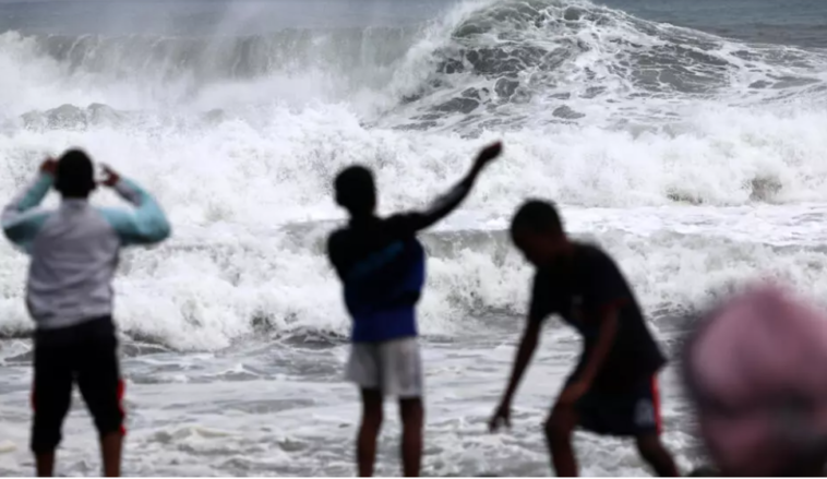 Les habitants de La Réunion sommés de rester chez eux alors qu’un cyclone en « alerte violette » approche