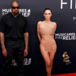 Bianca Censori s’affiche sans pantalon en collants transparents aux côtés de Kanye West, leur première apparition depuis les Grammys Bianca Censori s’affiche sans pantalon en collants transparents aux côtés de Kanye West, leur première apparition depuis les Grammys