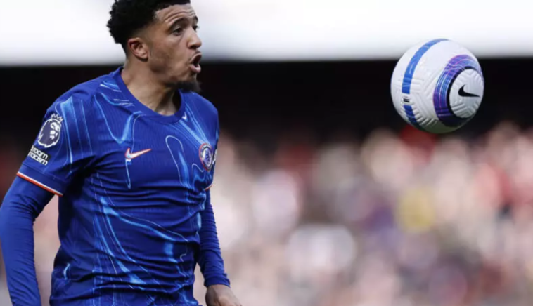 Chelsea prêt à officialiser l&rsquo;arrivée définitive de Sancho malgré une clause de rupture, selon la presse