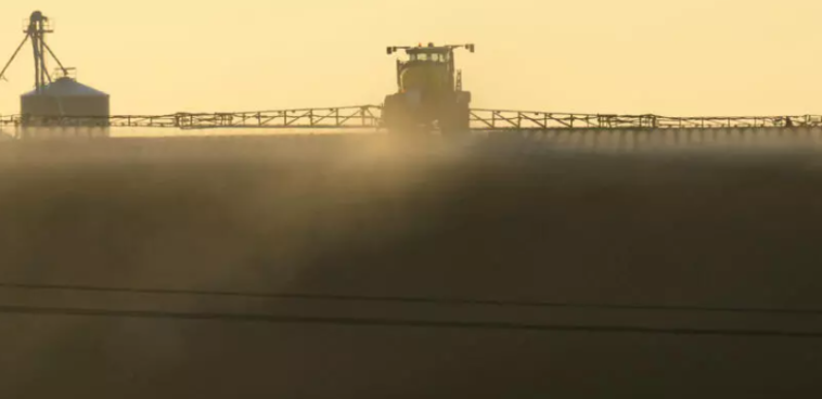 Procès historique contre Bayer en France : une famille accuse le glyphosate d’avoir provoqué les malformations de leur fils