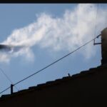 Un nouveau pape élu : la fumée blanche s’élève de la chapelle Sixtine
