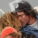 Aurélie Saada s&rsquo;affiche amoureuse dans les tribunes de Roland-Garros