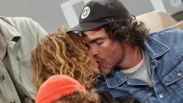 Aurélie Saada s&rsquo;affiche amoureuse dans les tribunes de Roland-Garros