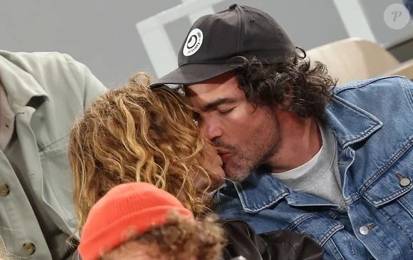 Aurélie Saada s&rsquo;affiche amoureuse dans les tribunes de Roland-Garros