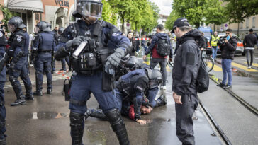 La police de Zurich se trompe d’appartement – et d&rsquo;autres bizarreries signalées à l’Ombudsstelle