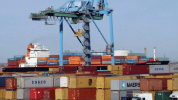 Des dockers français bloquent une cargaison à destination d’Israël : tensions autour de pièces d’armes à feu au port de Marseille-Fos