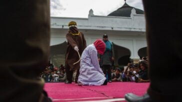 Aceh : un couple fouetté en public pour relations hors mariage, la charia en question
