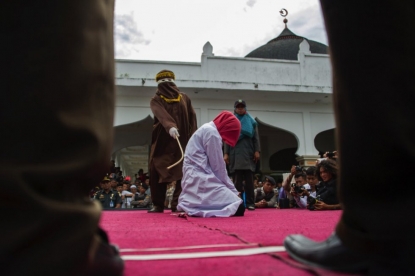 Aceh : un couple fouetté en public pour relations hors mariage, la charia en question Aceh : un couple fouetté en public pour relations hors mariage, la charia en question