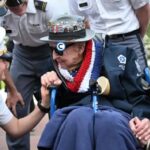« Papa Jake » Larson, vétéran de la Seconde Guerre mondiale et star de TikTok, s&rsquo;éteint à 102 ans
