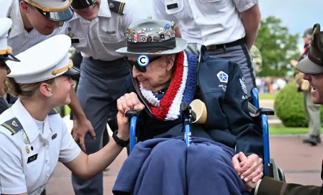 « Papa Jake » Larson, vétéran de la Seconde Guerre mondiale et star de TikTok, s&rsquo;éteint à 102 ans