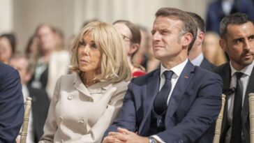 Emmanuel et Brigitte Macron en vacances au fort de Brégançon : les photos en maillot de bain qui enflamment les réseaux sociaux