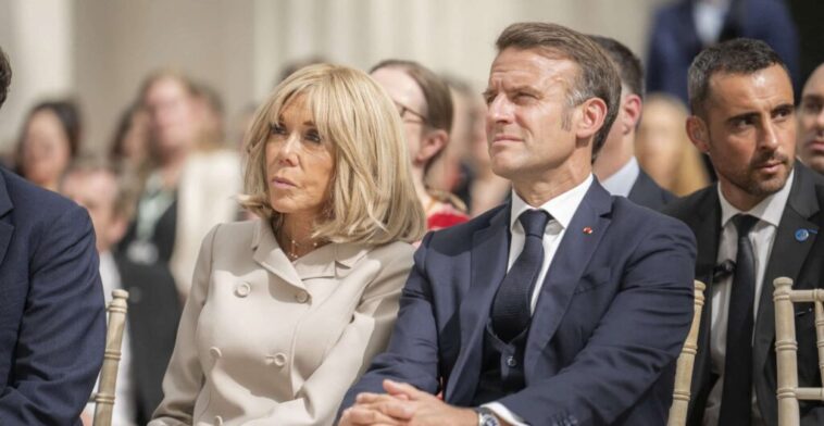 Emmanuel et Brigitte Macron en vacances au fort de Brégançon : les photos en maillot de bain qui enflamment les réseaux sociaux