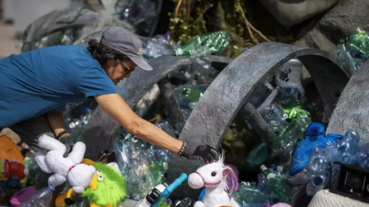 Traité mondial sur le plastique : les États pétroliers misent sur le recyclage pour éviter les coupes de production