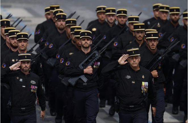 Crise politique en France : la chute annoncée de François Bayrou menace la montée en puissance militaire