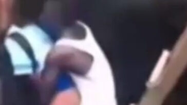 Crise post-électorale au Cameroun : un couple filmé en pleine étreinte sous le crépitement des armes