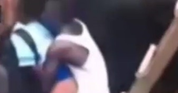 Crise post-électorale au Cameroun : un couple filmé en pleine étreinte sous le crépitement des armes